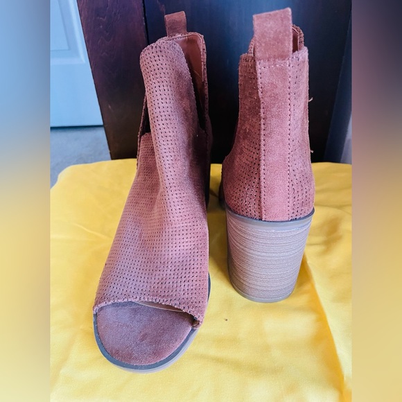 Universal Thread Charlee Booties - Picture 2 of 5